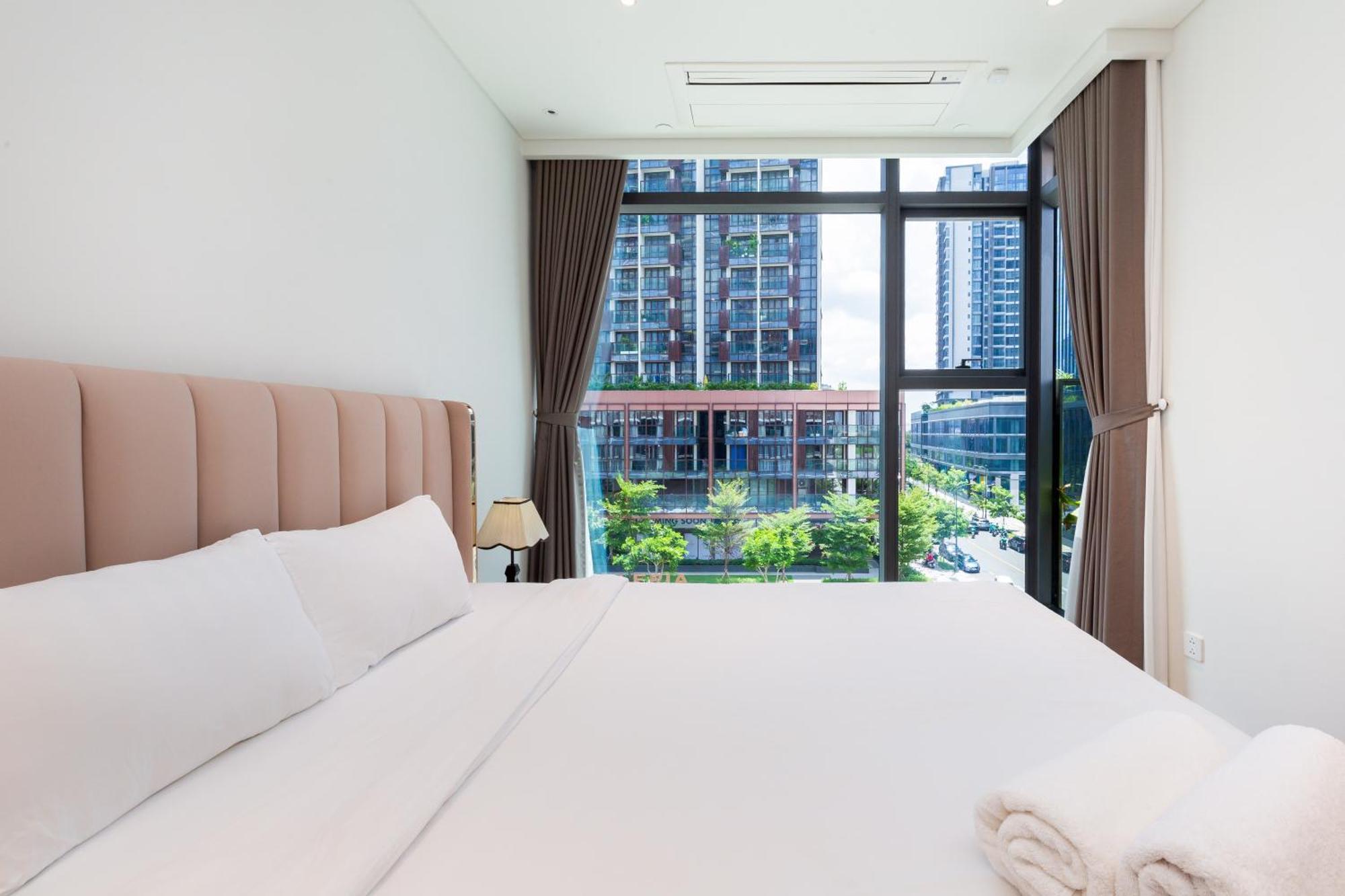The Metropole -Complex "Opera, Crest, Galleria " -Free Pool-Gym-Sauna Room-Yoga Room Хошимин Экстерьер фото